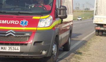 O dubă s-a răsturnat pe câmp: o persoană a ajuns la spital